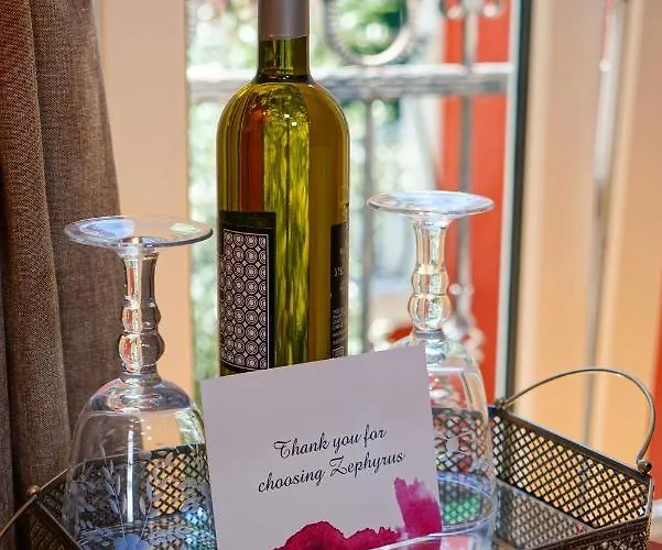 Boutique Guest Zephyrus בית הארחה